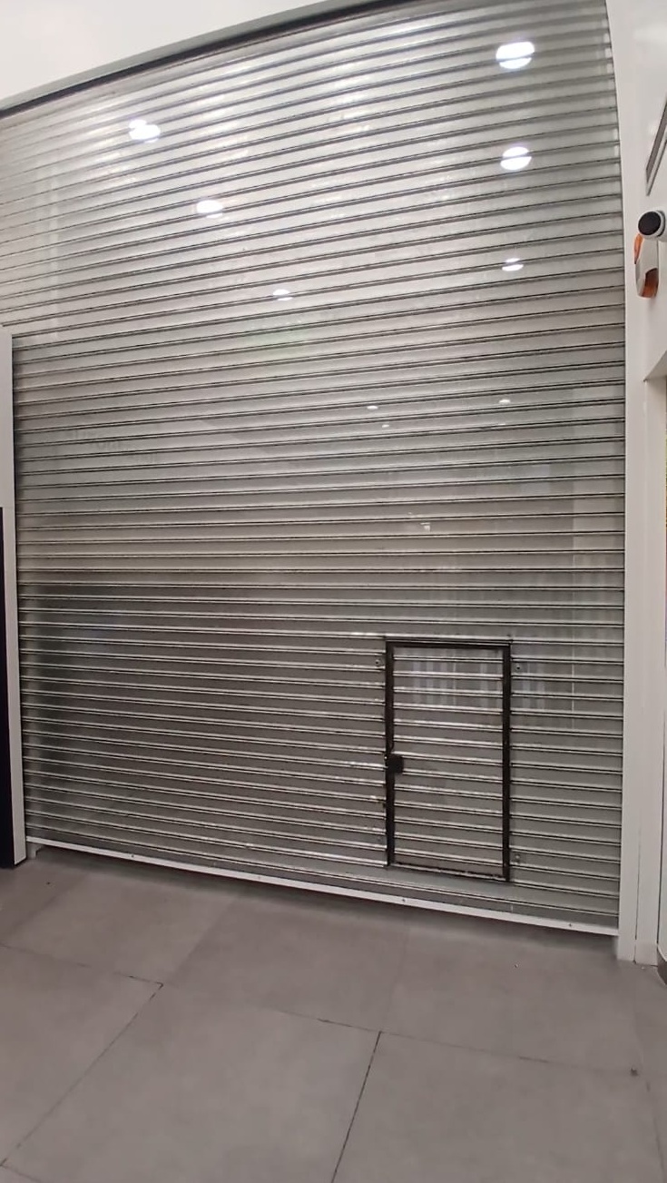 Una persiana con puerta